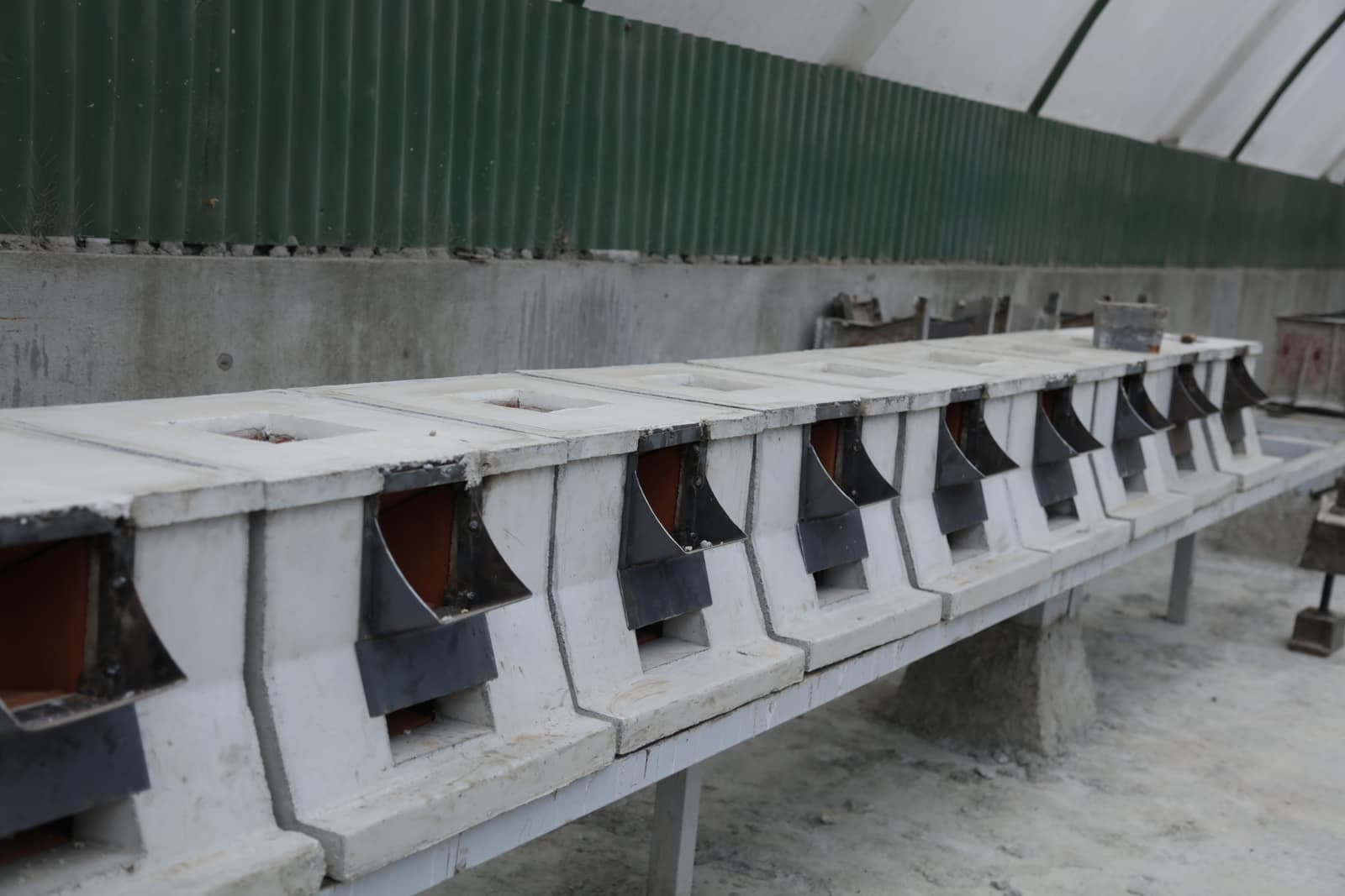 Hilera de cuerpos de estufa terminados en la bodega de Ecocomal