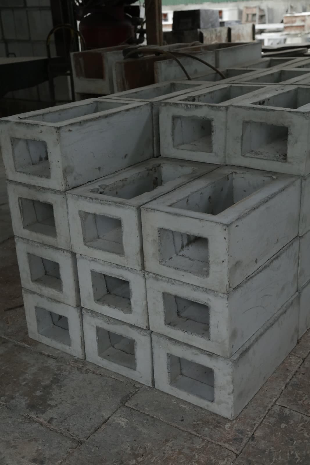 Cámaras de combustión de concreto apiladas en inventario