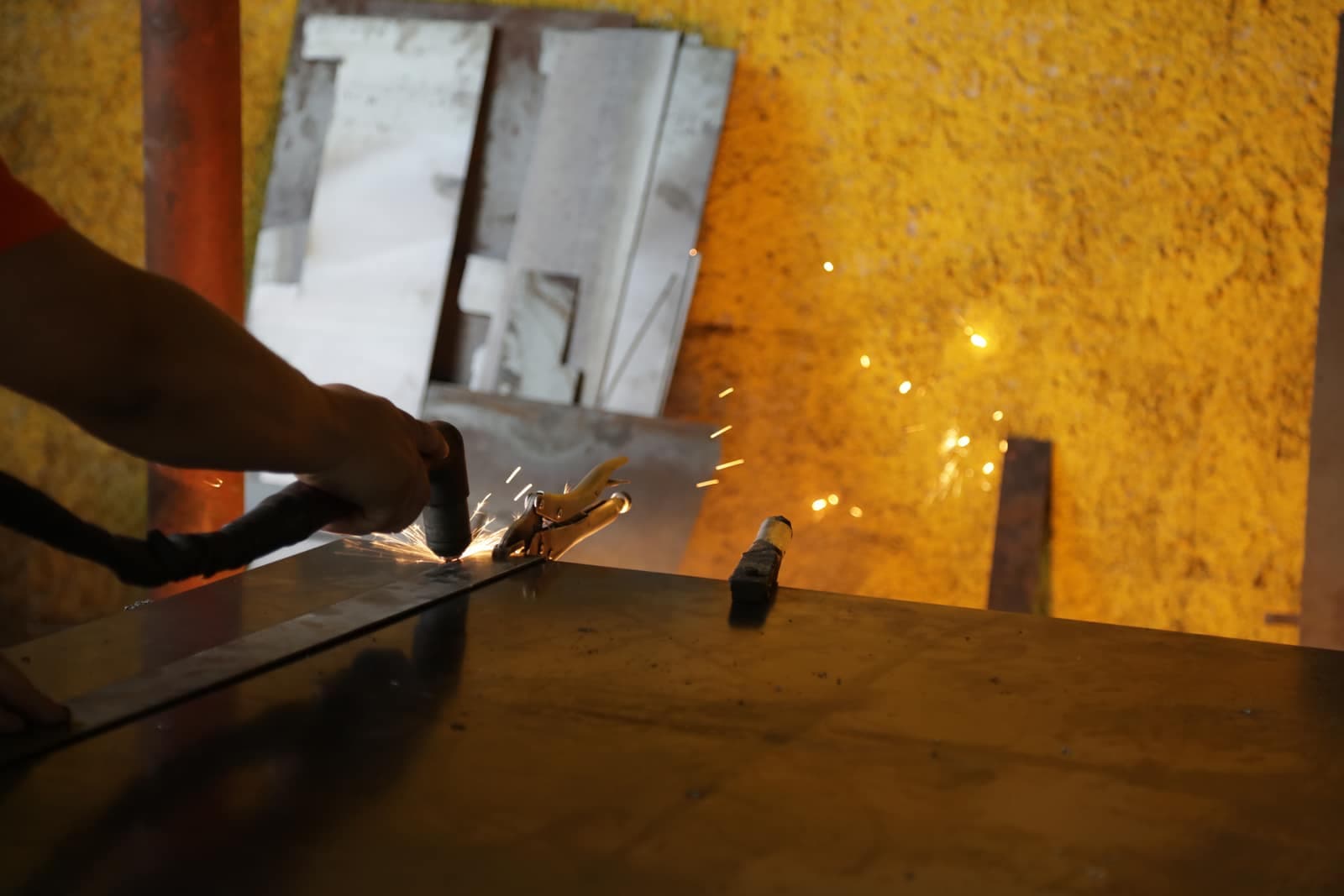 Corte de lámina para la fabricación de planchas de estufa Ecocomal