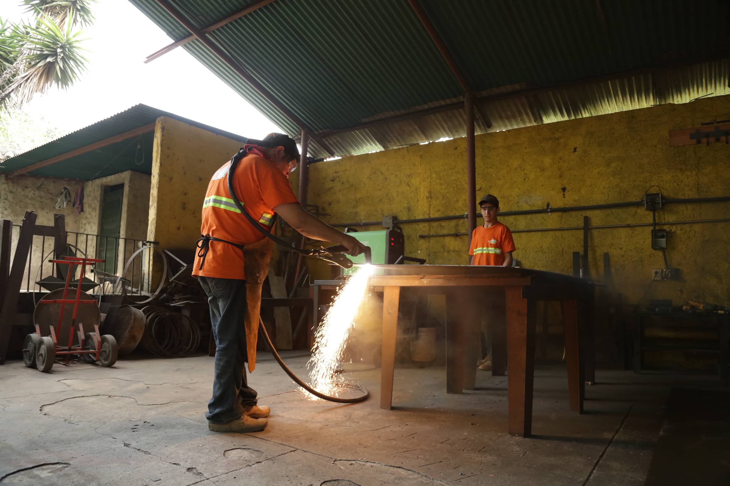 Operario de Ecocomal cortando lámina con soplete en el taller de fabricación