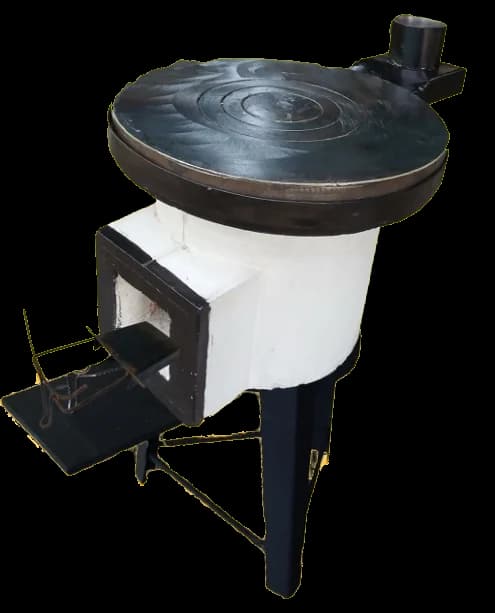 Estufa Ecocina con chimenea de Ecocomal, con plancha redonda de hierro negro